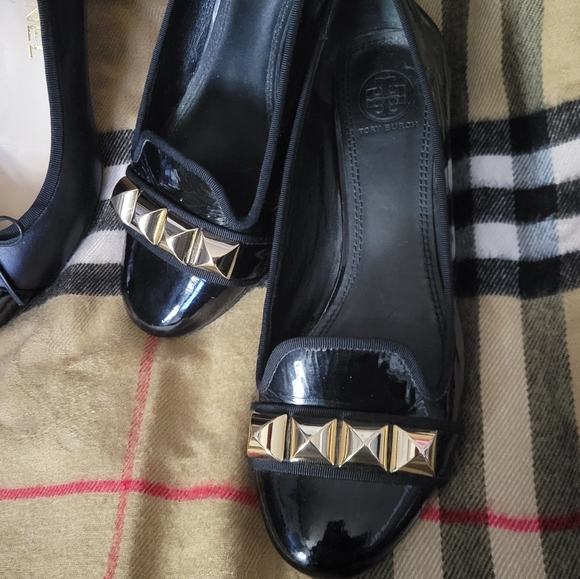 TORY BURCH PATENT LEATHER GOLD STUDS PUMPS ASHER SZ 8 MEDIUM BLACK - Picture 2 of 16
